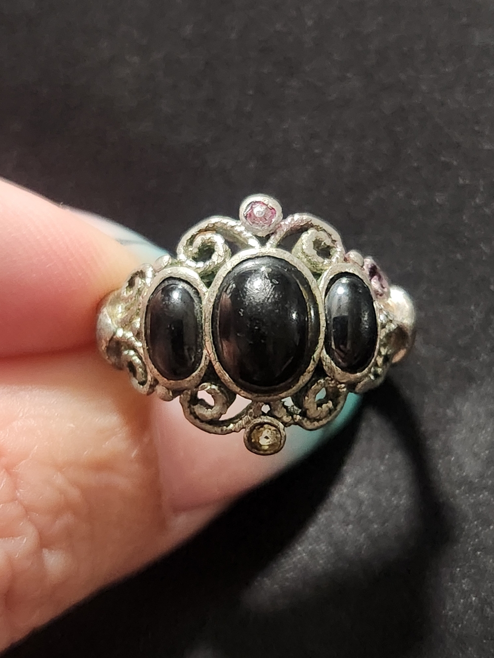 ​Vintage Avon Silver-Tone Gothic Three-Stone Black Cabochon Ring - Size 8
